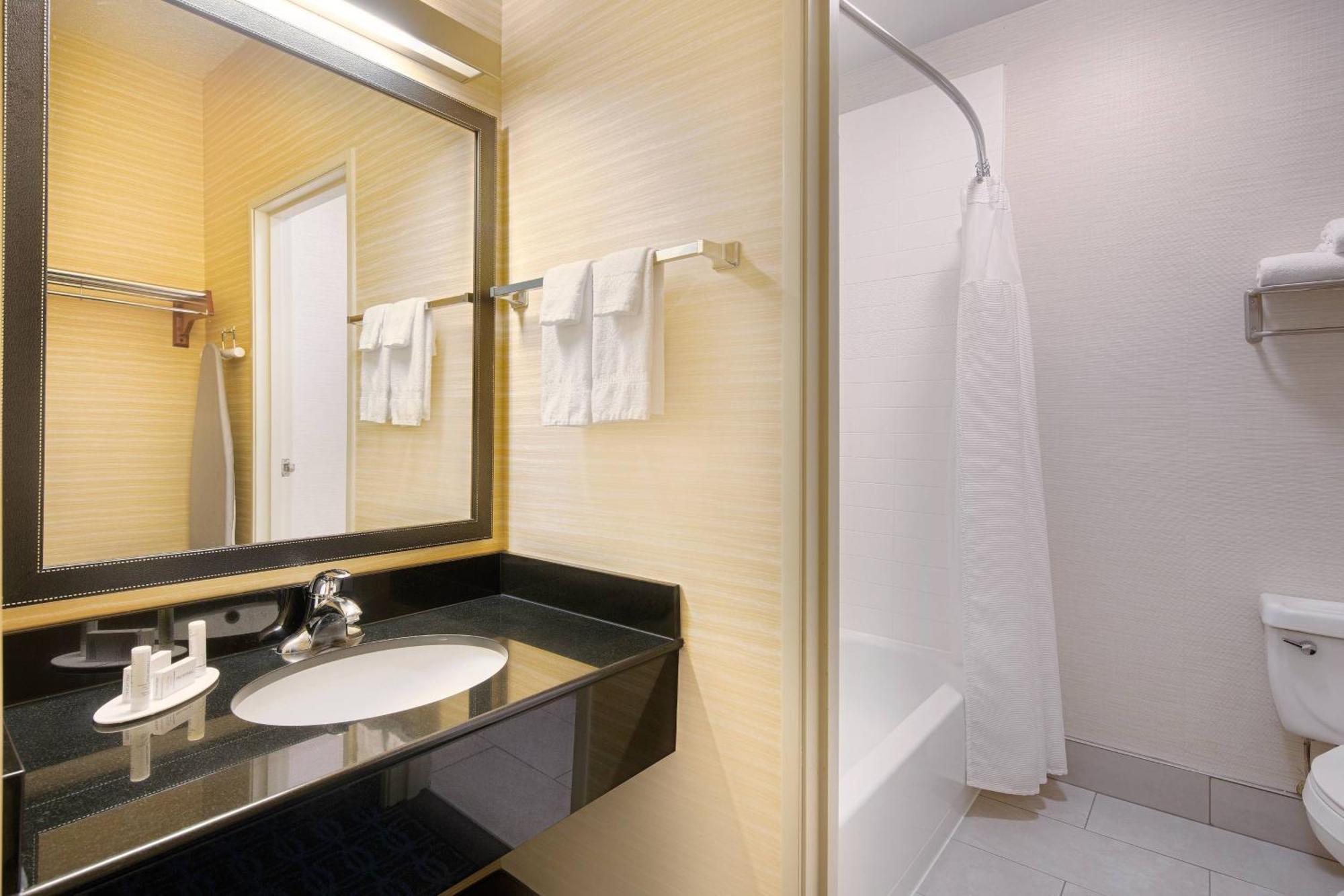 Fairfield Inn & Suites Austin University Area Exterior photo